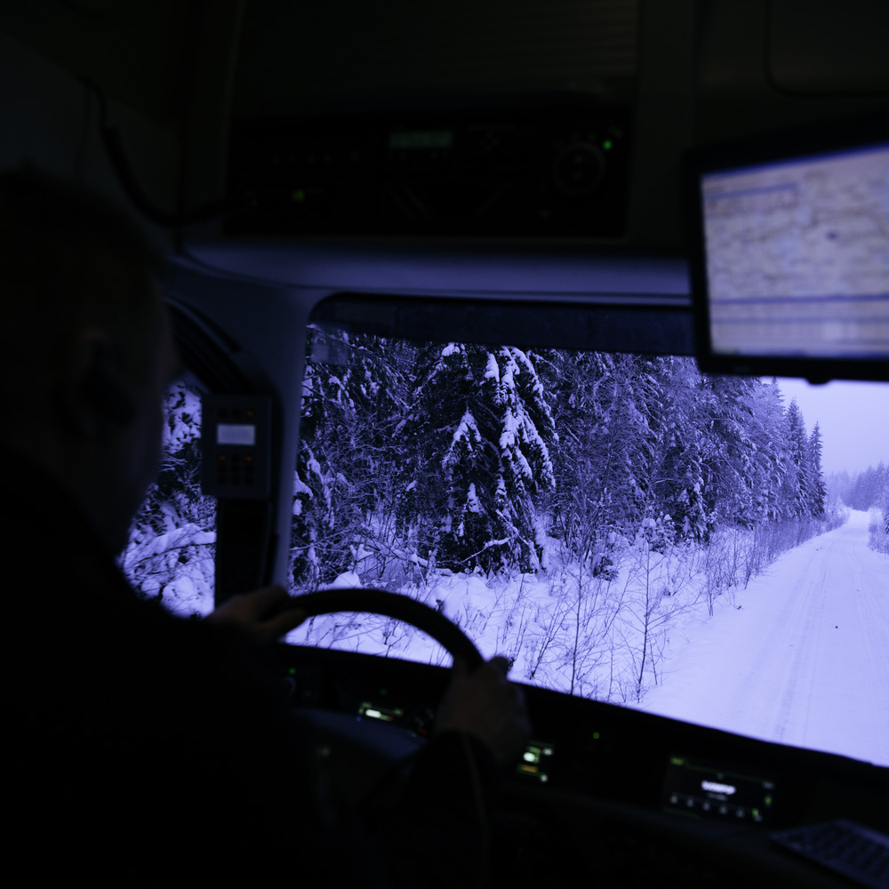Volvo FH16 recorriendo un camino congelado.